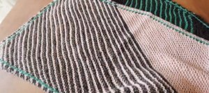 Коврик (плед) с угла спицами.