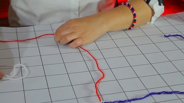 Как сделать трехцветный браслет из ниток
