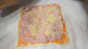 Вкусные слоеные палочки с колбасой и сыром/Слойки на пикник/Delicious puff sticks with .