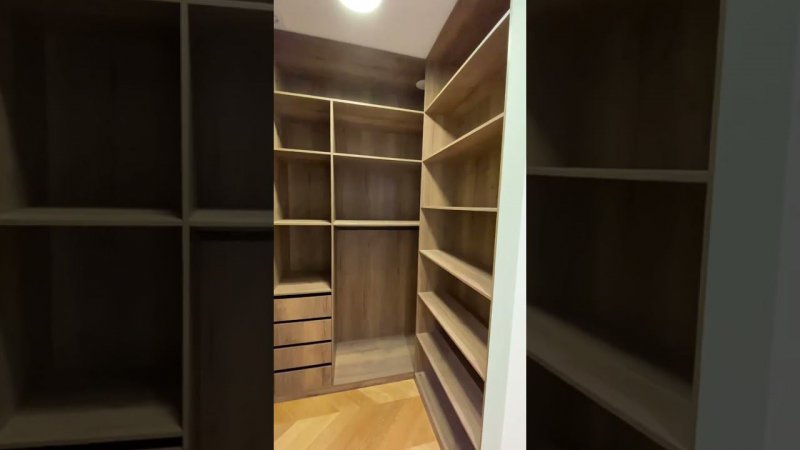 Гардеробная комната в спальне