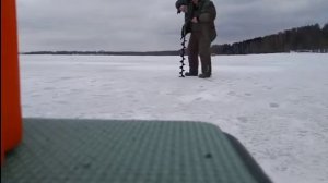 Сверление лунок шуруповертом с крутящим моментом 45 Н/М и ёмкость аккумулятора 1.5 А/Н .