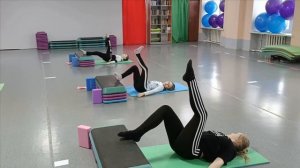 Фитнес-клуб "И-Талия". Йога для детей 9-12 лет с блоками, лентой и платформой.