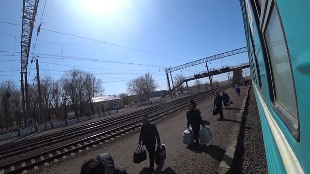 Станция Карабас (Қарабас) - люди бегут на посадку весной 2021 года