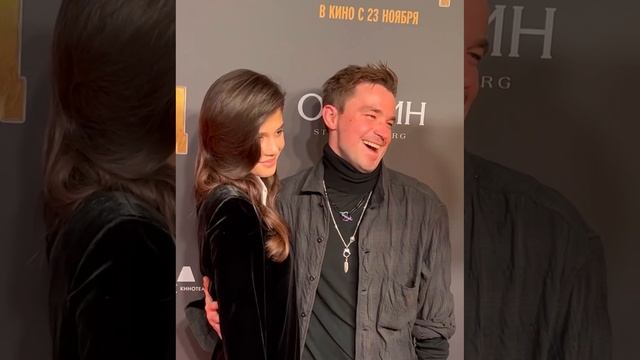 Александр Петров вышел впервые с женой Викторией