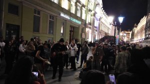 Толпа людей возле Московского клуба[8k] и каверы от уличных музыкантов срывают овации.РА-ПА-ПАМ ВСЕМ