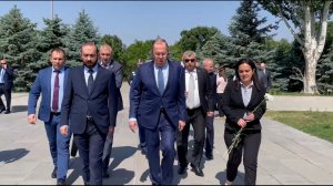 Сергей Лавров с утра посетил мемориальный комплекс "Цицернакаберд" в Ереване