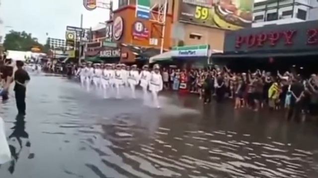 Прощание славянки в параде тайланде. Русские моряки под дождем проходят в Азии маршем.