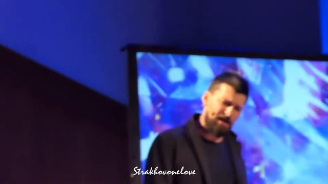 Даниил Страхов читает стих Бориса Рыжего "Не потому ли Бога проглядели" (928)  04.07.22