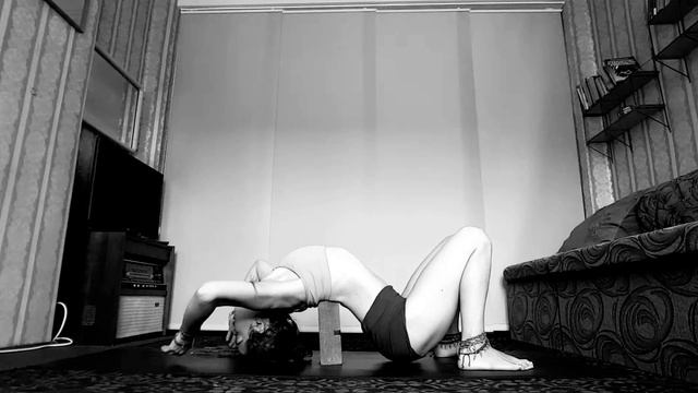 How to deepen the Backbend Yoga Props Yoga Block смотреть онлайн