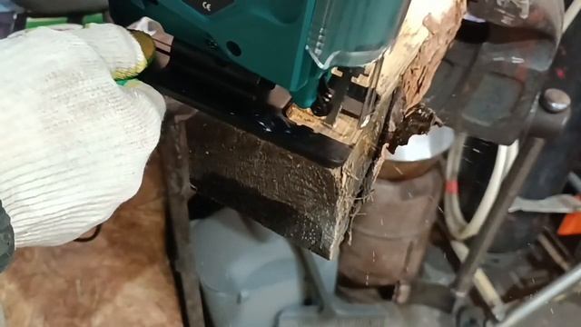 Рез лобзиком Drillpro полена толщиной 70мм при максимальном вылете лезвия 65мм смотреть онлайн