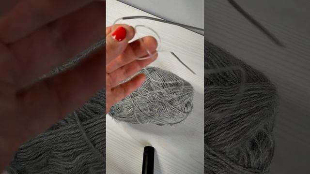 Вязаная манишка спицами резинкой 2х2.