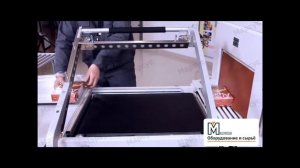 Процесс упаковки небольших коробок на полуавтоматической термоупаковочной машине MSS-019xS2