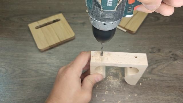 Подставка для телефона с усилителем звука из обрезков дерева смотреть онлайн