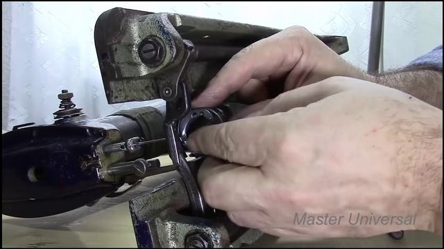 Как выставить носик челнока по отношению к иголке на 22 классе. Видео №31. смотреть онлайн