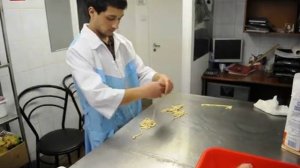 Приготовление лапши для лагмана.AVI