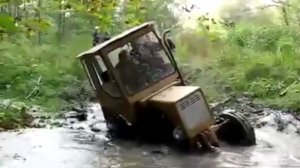 Машины, тракторы и мотоциклы буксуют, идут юзом, но двигается дальше сквозь снег и грязь