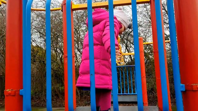 Эльвира и Райан играют на детской площадке. смотреть онлайн