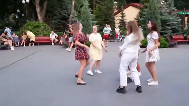 ШЛЕПАЛИ ШЛЕПКИ МОИ И ПЯТКИ... смотреть онлайн