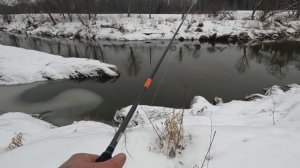 ОМУТ РАЗДАЁТ ! СПИННИНГ НА МАЛОЙ РЕКЕ ЗИМОЙ! РЫБАЛКА НА СПИННИНГ ЗИМОЙ, ЛОВЛЯ ЩУКИ ЗИМОЙ НА СПИННИН