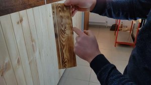 Браширование древесины (вагонки) обжигом. Ремонт в пивном магазине продолжается.