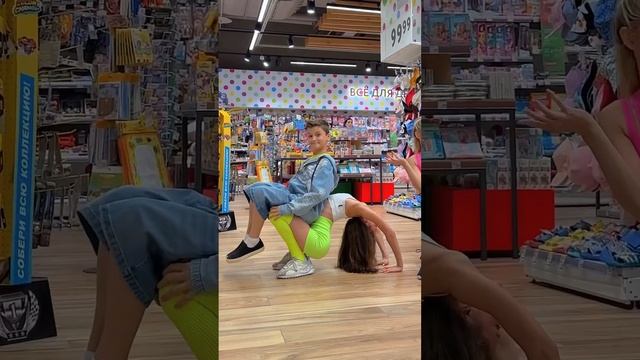 GYMNASTICS SHOPPING with daughters смотреть онлайн
