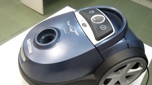 Пылесос Philips FC 9170 повесился на стене.MOV