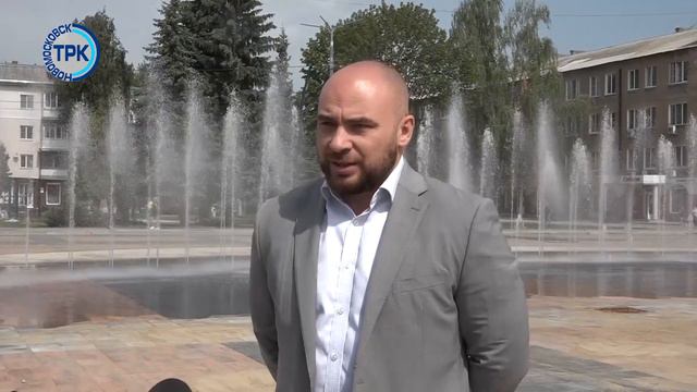 На городской площади совершили пробный пуск фонтана смотреть онлайн