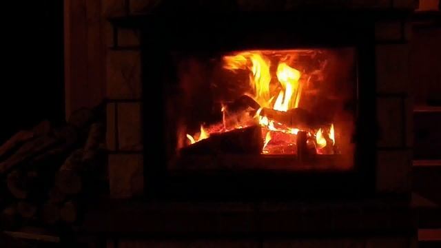 Звук дождя за окном и треск горящих поленьев в камине. Видео для релаксации и отдыха. смотреть онлайн