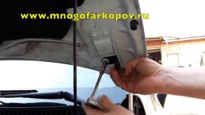 Амортизатор (упор) капота на Renault Kaptur 16-02 (обзор, установка)