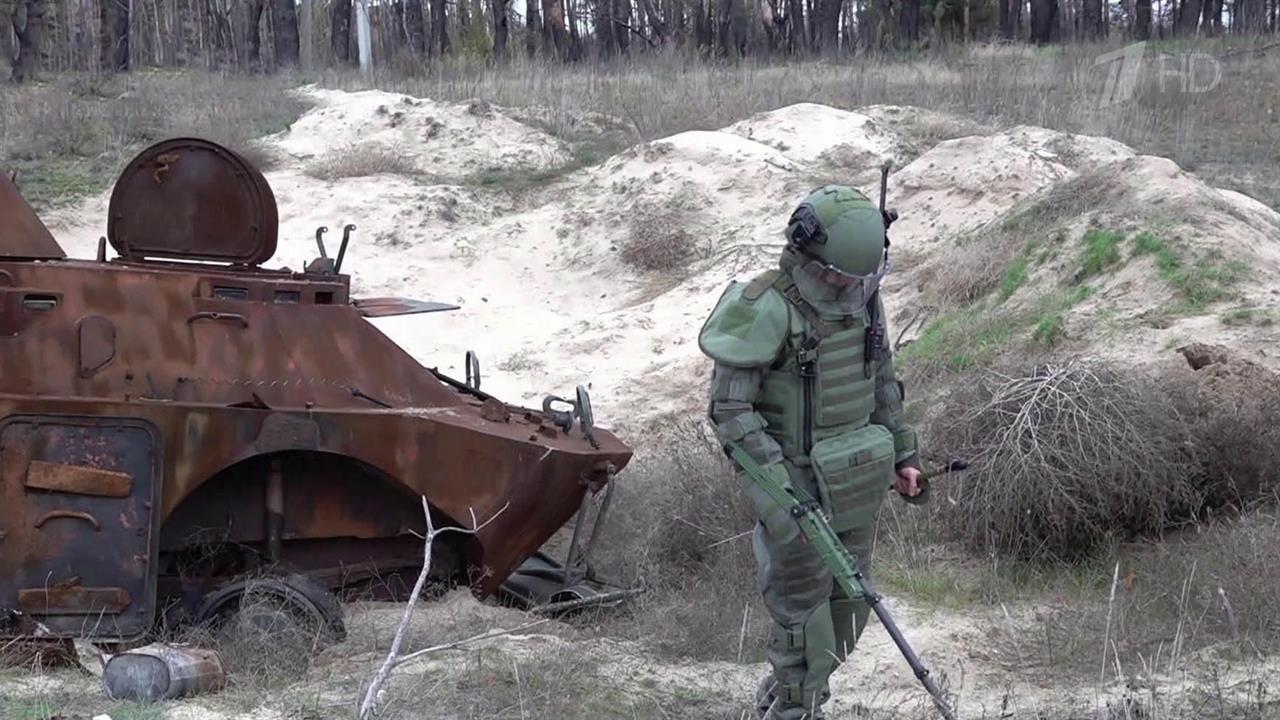 Российские саперы разминируют город в ЛНР, превращенный ВСУ в минное поле