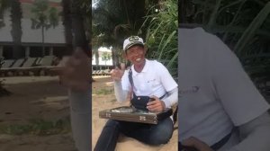 Негр поёт красивую песню