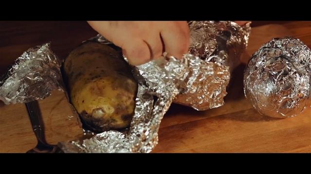 Новогодний рецепт! Запеченный картофель с острыми колбасками и сыром Чеддер??
