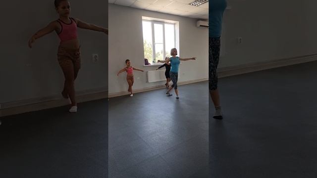 Классическая хореография (плие,ронд , фондю) под современную музыку Dance House новотитаровская