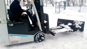 Уборка снега электро погрузчином. Вилочный погрузчик