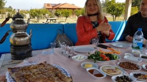 Обалдел от завтрака в турецкой деревне в горах, лахмаджун, гёзлеме, суджук. жизнь в Турции Анталия