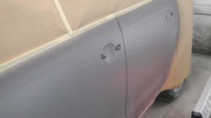 Рихтовка, шпатлевание и покраска левой стороны авто. Красим Volkswagen в гараже!