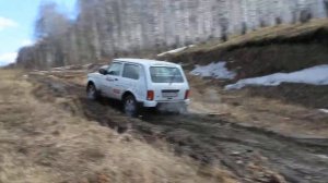 Нива в гору по грязи