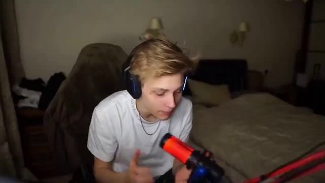 Poka орет на микрофон смотреть онлайн