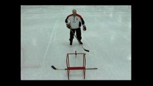 Финт "Под клюшку". Хоккей. Работа с клюшкой.