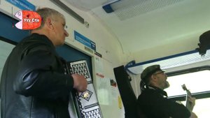 Музыканты классно играют в электричке - В городском саду