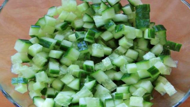 Салат со свежим огурцом, яйцами и зеленью