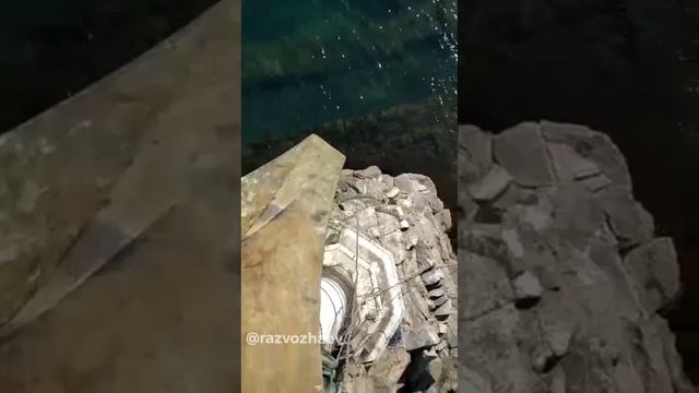 Промышленные альпинисты очистили памятник затопленным кораблям в Севастополе