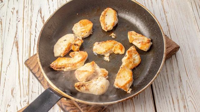 Салат Нежность с курицей, грецким орехом и киви