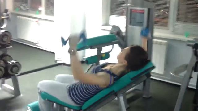 Разводка гантелей на лавке под углом 45 гр.... смотреть онлайн