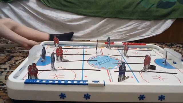 Играем в настольный хоккей смотреть онлайн