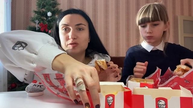 МУКБАНГ KFC БУРГЕРЫ ? КАРТОФЕЛЬ ФРИ ? НАГГЕТСЫ ? #кфсмукбанг #бургеры #картофельфри #наггетсы
