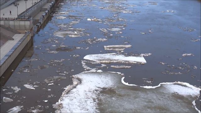 Ледоход на реке Туре, город Тюмень. 13 апреля 2019 смотреть онлайн