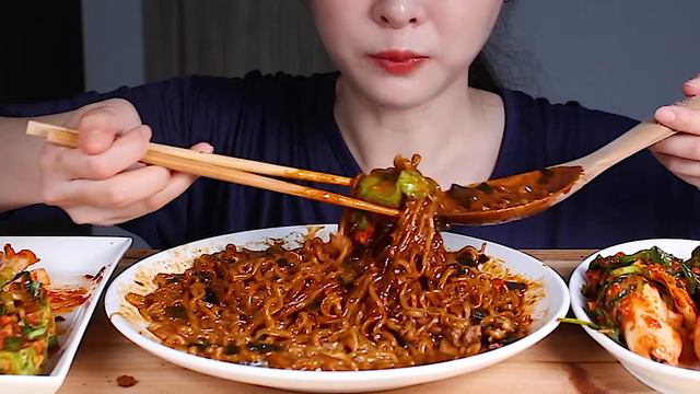 새로나온 앵그리짜파구리 3개 집김치 4종류 파김치 총각김치 오이소박이 겉절이 먹방/SPICY BLACK BEAN NOODLES X3 & 4TYPES OF KIMCHI MUKBAN смотреть онлайн
