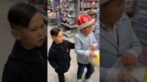 Интернет жылдызы Бекболот жана жаш ырчы Элнар Дайыр