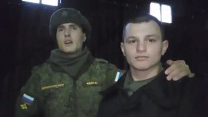 Солдат красиво читает коран